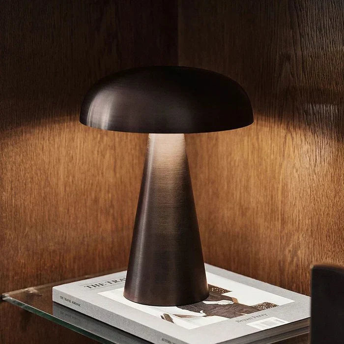 Moderne schwarze Tischlampe aus Metall auf Holzregal, stilvolle Beleuchtung, Inneneinrichtung.