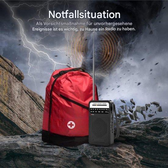 Rotes Notfallrucksack-Set mit Kurbelradio, Blitz im Hintergrund, Erste-Hilfe-Ausrüstung.