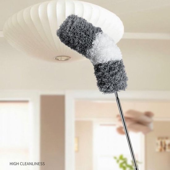 Grauer Staubwedel mit Teleskopstange reinigt weiße Deckenleuchte im modernen Wohnzimmer.