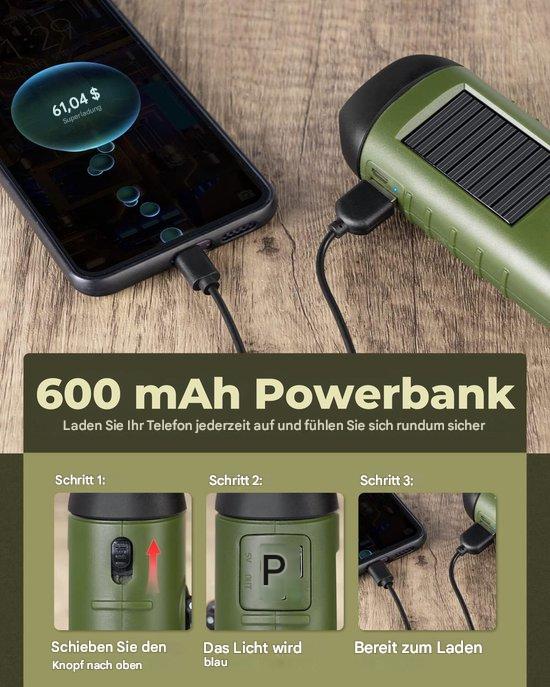 Grüne 600 mAh Powerbank mit Solarpanel, lädt Smartphone über USB, tragbar und kompakt.