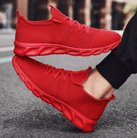 Rote Sportschuhe aus Mesh, atmungsaktiv, rutschfeste Sohle, ideal für Laufen und Fitness.