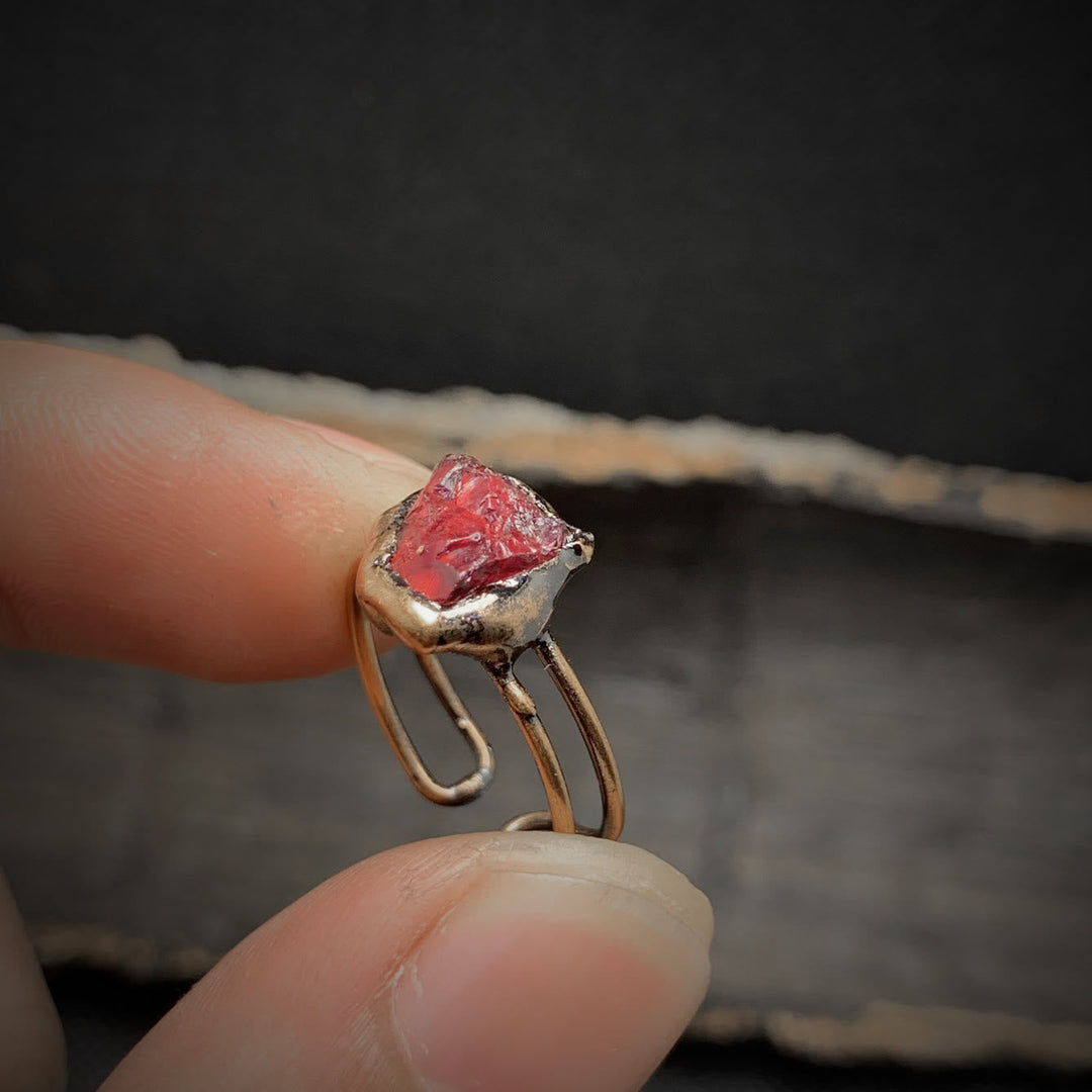 Handgefertigter Ring mit rohem Rubinstein, verstellbar, aus Messing, einzigartiges Schmuckdesign.
