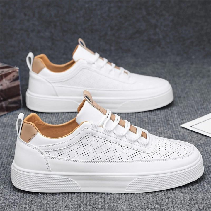 Weiße Sneaker aus Leder mit perforiertem Design, Herrenmode, Freizeitschuhe, rutschfeste Sohle.