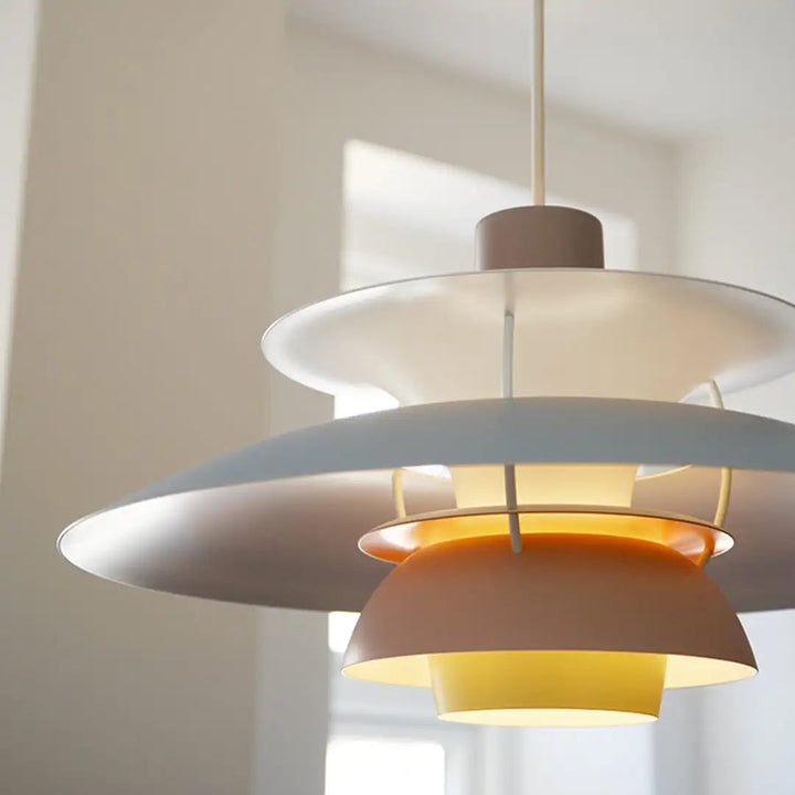 Moderne Pendelleuchte aus Metall in Weiß und Orange, skandinavisches Design, Wohnzimmerbeleuchtung.