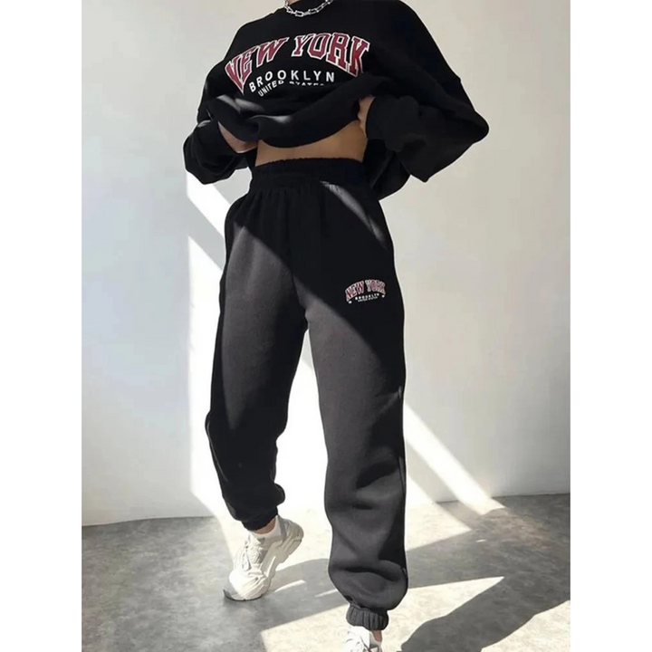 Schwarzer Jogginganzug mit "New York" Aufdruck, lässig, bequem, Damenmode, Sportbekleidung.