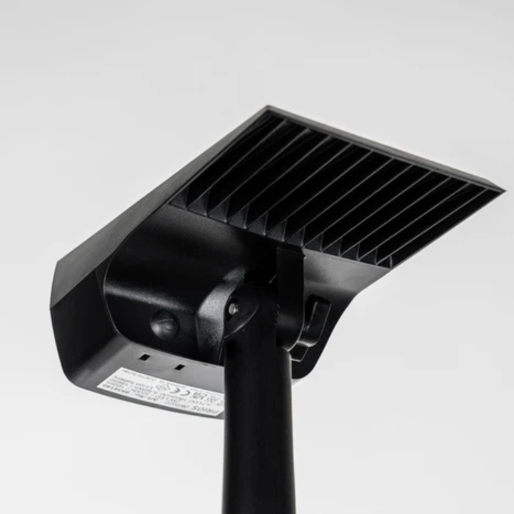 Pohled zespodu na černou hlavici s žebrovanou zadní stranou, kloubem pro naklánění a štítkem na spodní straně. 5