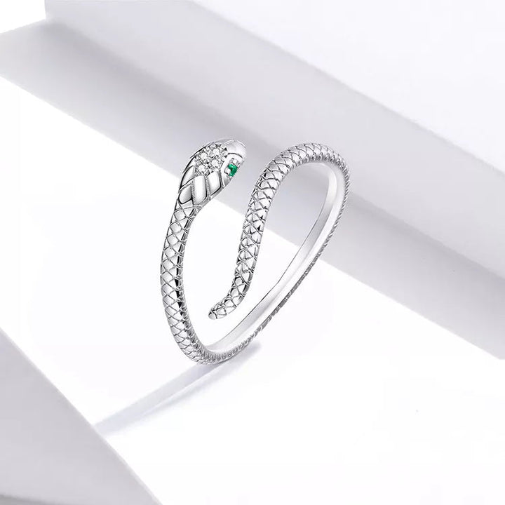 Silbernes Schlangenarmband mit grünem Edelstein, elegantes Design, Schmuck für Damen.