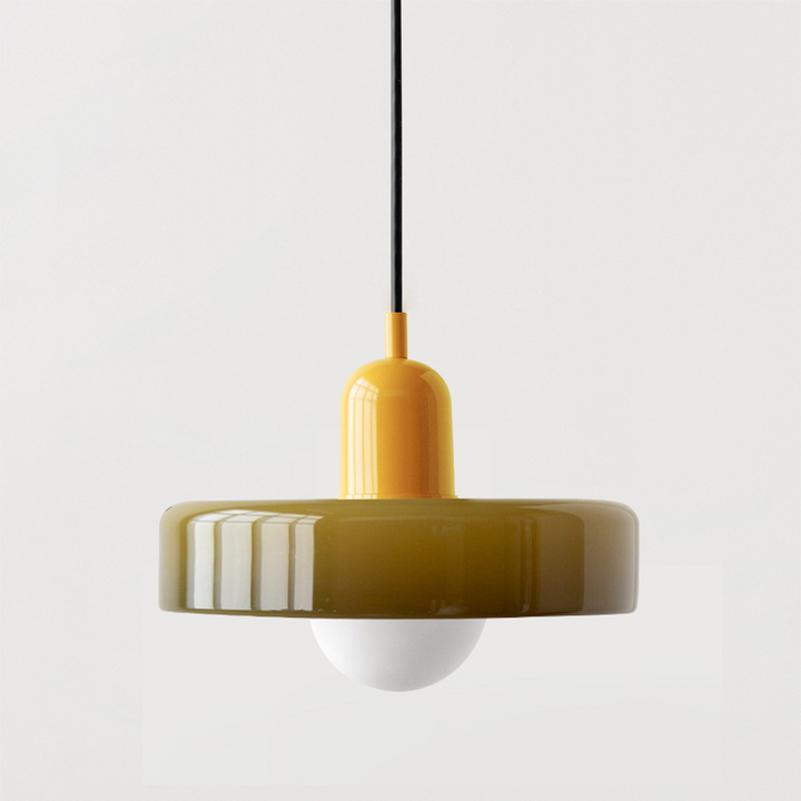 Moderne gelbe Pendelleuchte aus Glas mit schwarzem Kabel, minimalistisches Design.