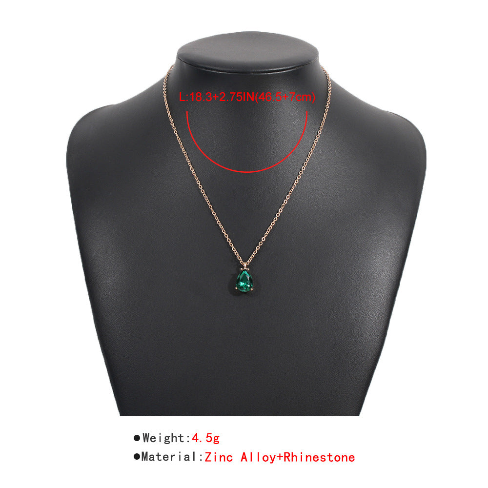 Goldene Halskette mit grünem Anhänger, Zinklegierung, Schmuck für Damen, elegantes Design.