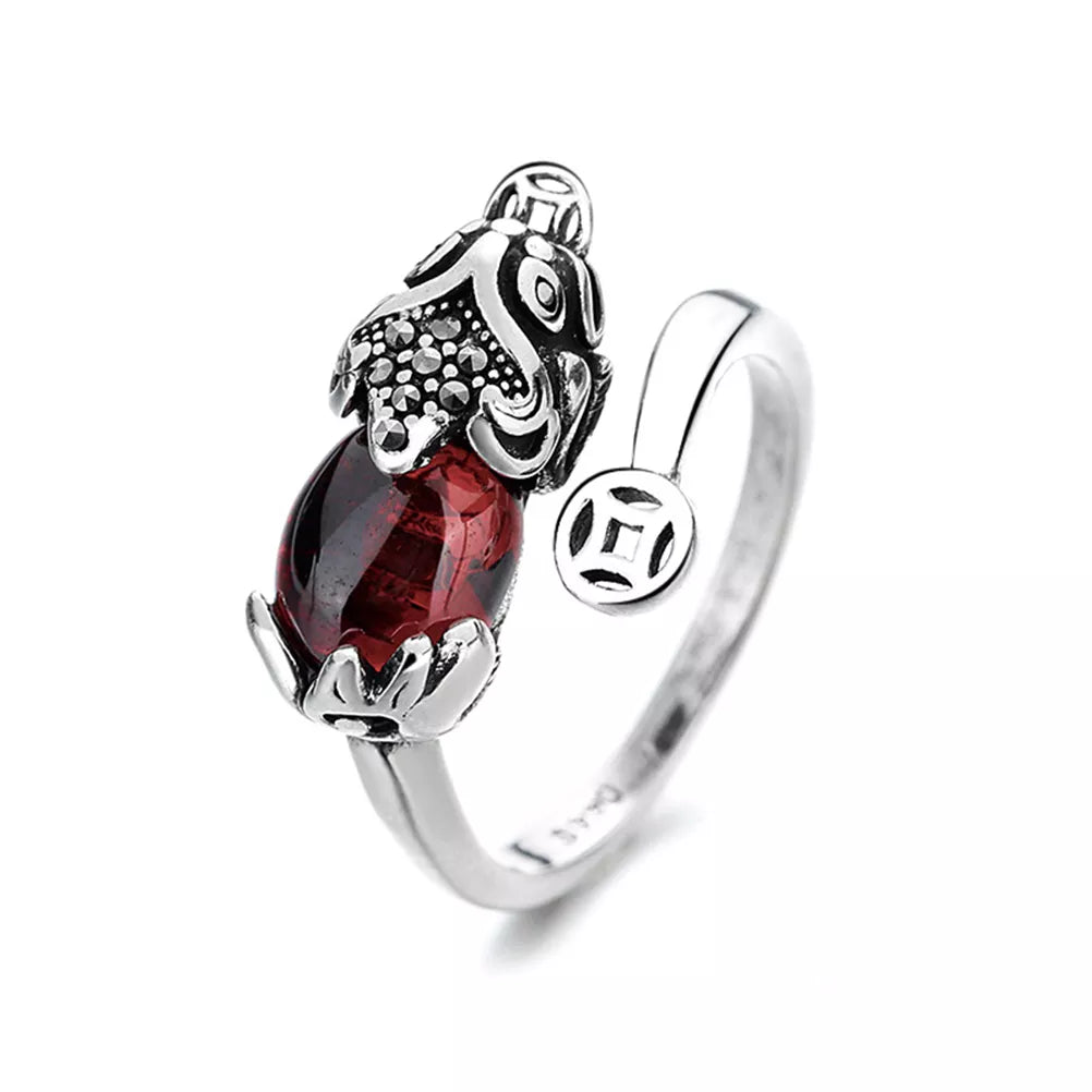 Silberring mit rotem Granatstein, verziert mit Drachenmotiv, eleganter Schmuck für Damen.