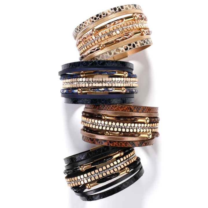 Mehrschichtige Armbänder aus Leder mit Strasssteinen, goldene Akzente, modische Damenaccessoires.