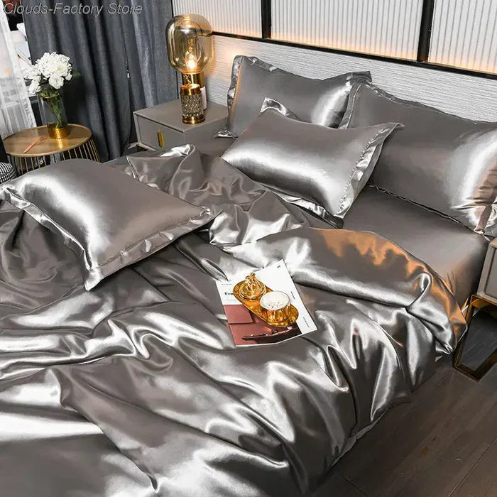 Luxuriöses silbernes Satin-Bettwäsche-Set, glänzend, elegant, Schlafzimmer-Dekor.