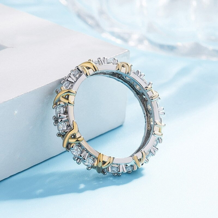 Silberner Ring mit goldenen Akzenten und Kristallen, elegantes Schmuckdesign, Damenmode.