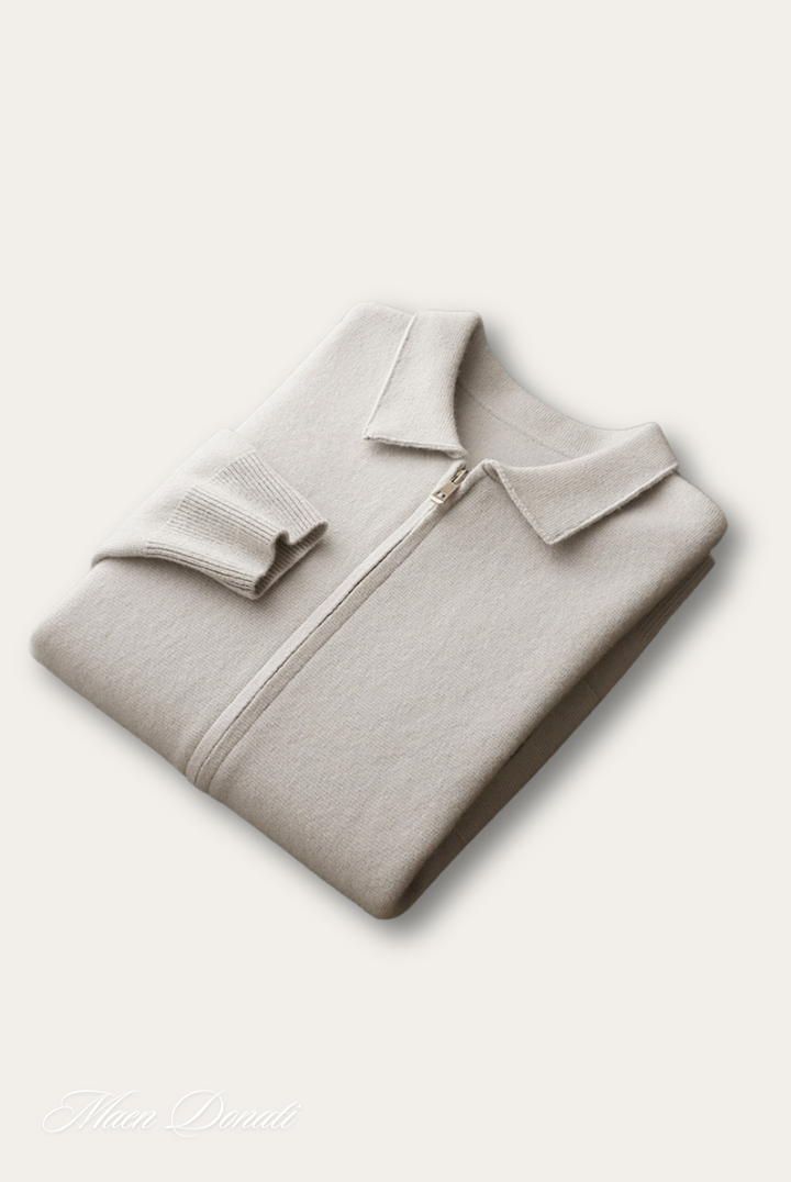 Beigefarbener Kaschmirpullover mit Reißverschluss und Kragen, gefaltet, luxuriöse Herrenmode.