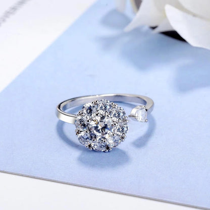 Silberring mit rundem Zirkonia-Blumenmuster, funkelnd, elegantes Schmuckdesign.