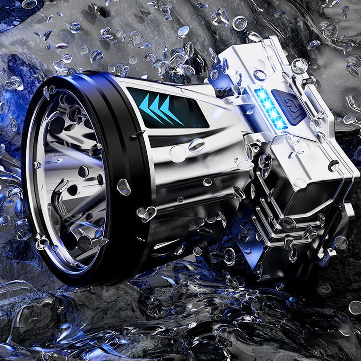 Futuristisches silbernes LED-Taschenlampe im Wasser, robustes Design, blaues Licht, spritzwassergeschützt.