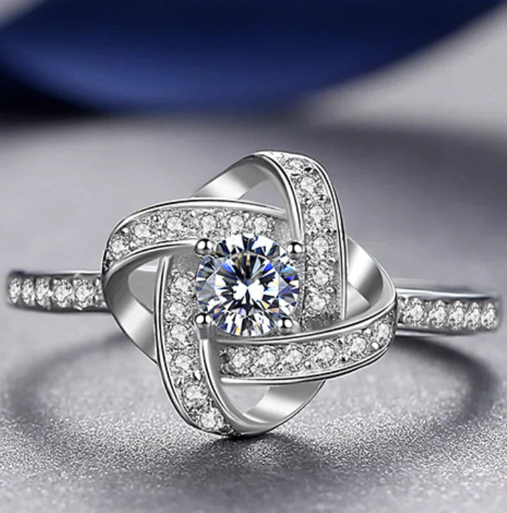 Silberner Diamantring mit Zirkonia, elegantes Design, Verlobungsring, Schmuck für Damen.