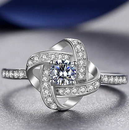 Silberner Diamantring mit Zirkonia, elegantes Design, Verlobungsring, Schmuck für Damen.