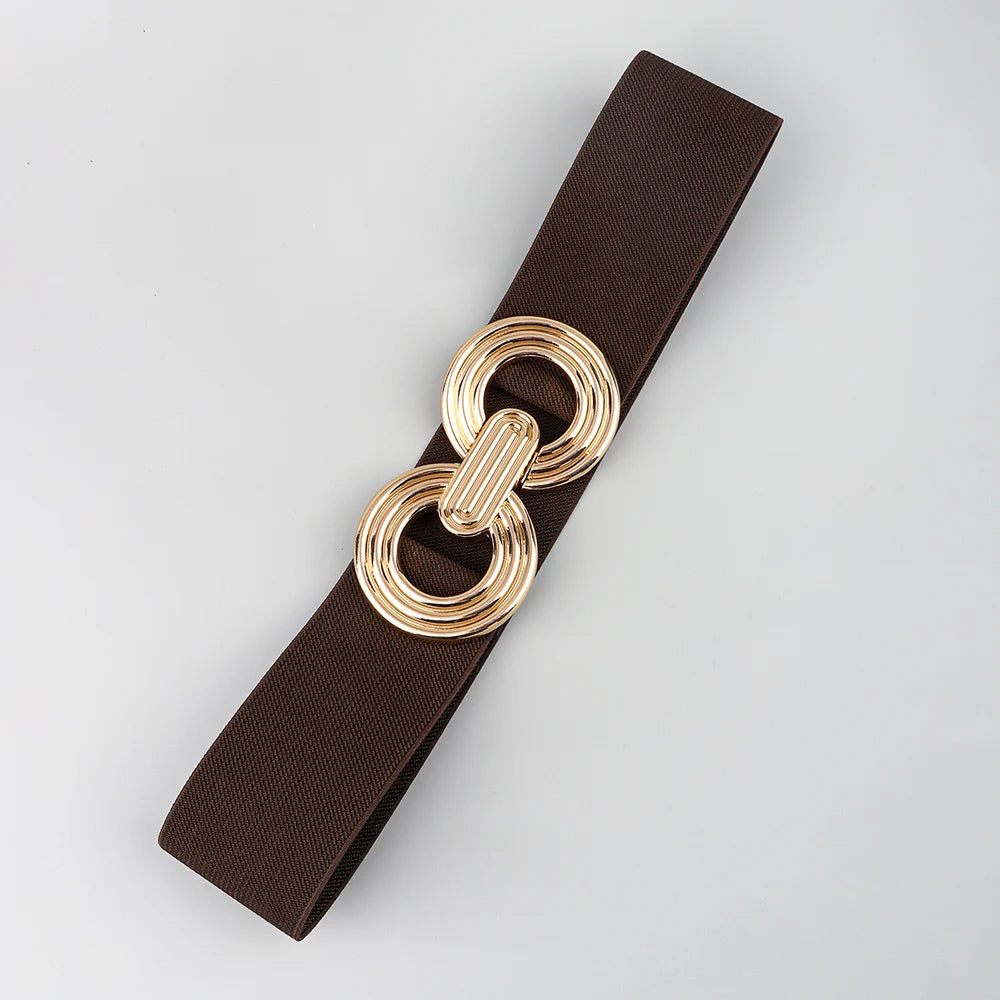 Brauner elastischer Gürtel mit goldener Schnalle, modisches Accessoire für Damenmode.