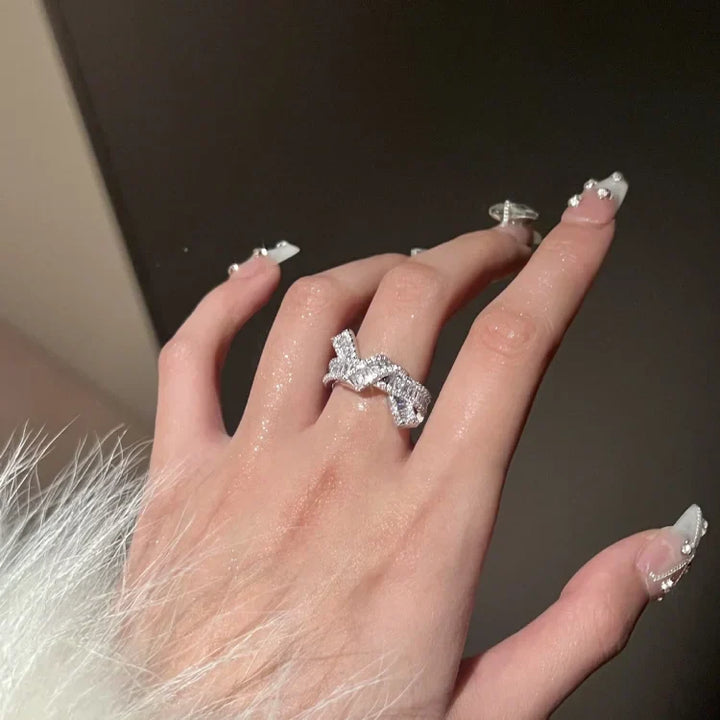 Hand mit silbernem Diamantring, elegantes Design, Nagelkunst, luxuriöser Schmuck, Nahaufnahme.