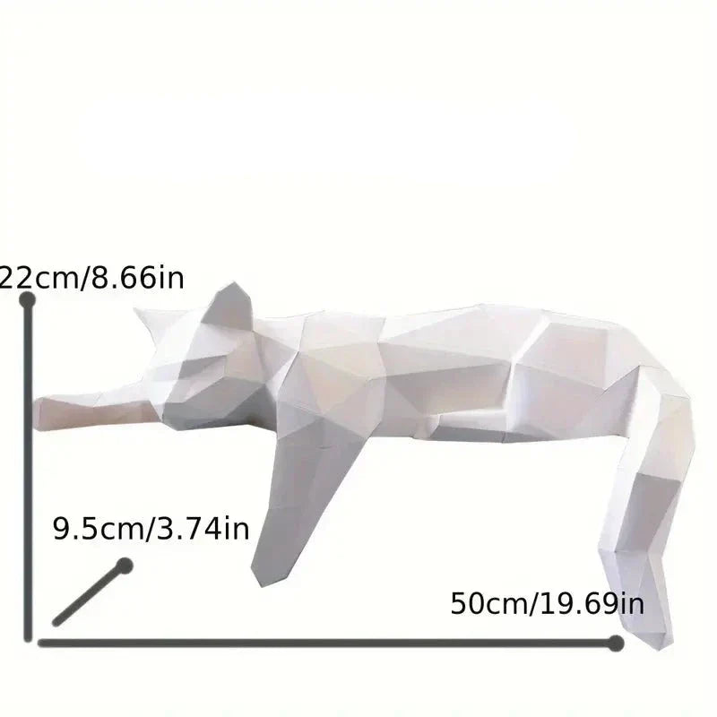 Weiße geometrische Katzenfigur aus Papier, 50 cm lang, 22 cm hoch, 9,5 cm breit.