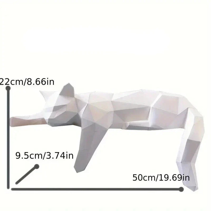 Weiße geometrische Katzenfigur aus Papier, 50 cm lang, 22 cm hoch, 9,5 cm breit.