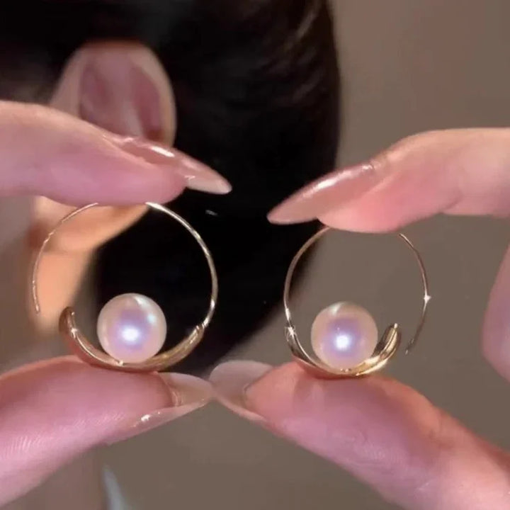 Goldene Ohrringe mit Perlen, elegantes Schmuckdesign, modische Accessoires für Damen.