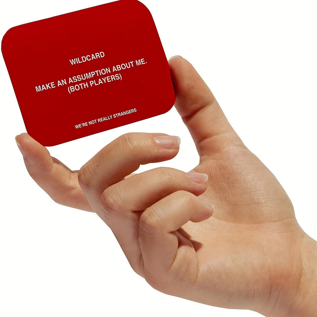 Rote Spielkarte in Hand, Text "Wildcard", Spiel "We're Not Really Strangers", Interaktionsspiel.