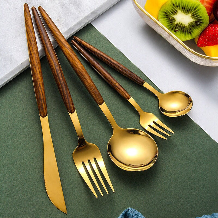 Goldenes Besteckset mit Holzgriff, Edelstahl, 5-teilig, Messer, Gabel, Löffel, modern.