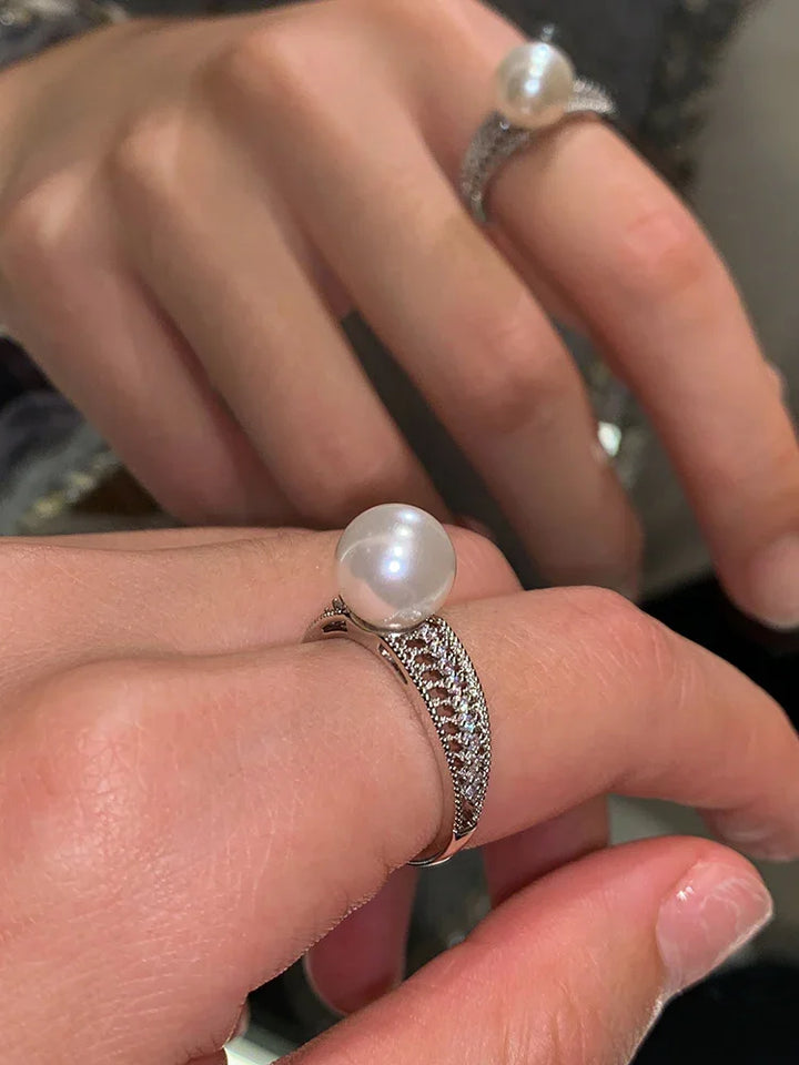 Silberring mit Perle und Diamanten, eleganter Schmuck, Damenmode, luxuriöses Accessoire.