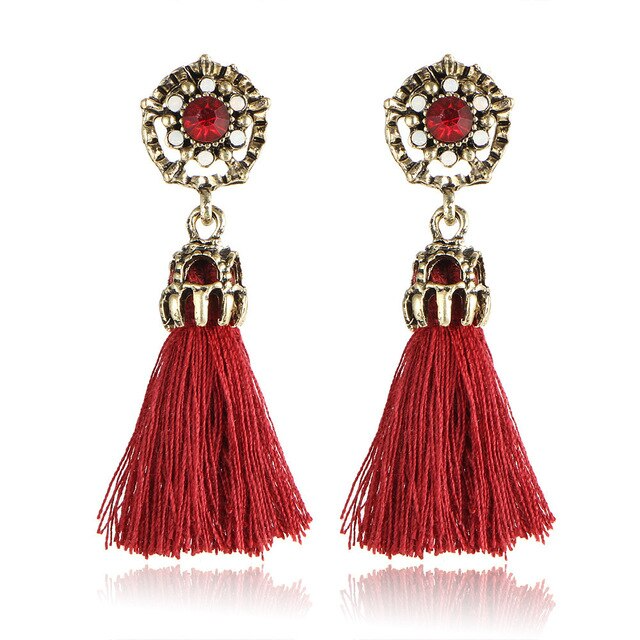 Rote Quasten-Ohrringe, Vintage-Stil, goldene Details, Damenmode-Schmuck.