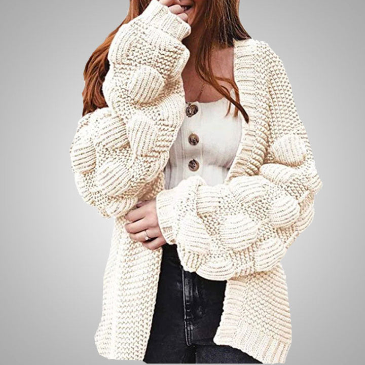 Damen Strickjacke, cremefarben, grob gestrickt, Knopfleiste, modisch, gemütlich, Herbstmode.
