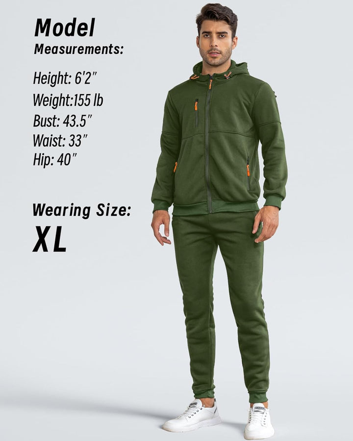 Mann in grünem Fleece-Trainingsanzug, Kapuzenjacke, Jogginghose, Größe XL, sportlich.