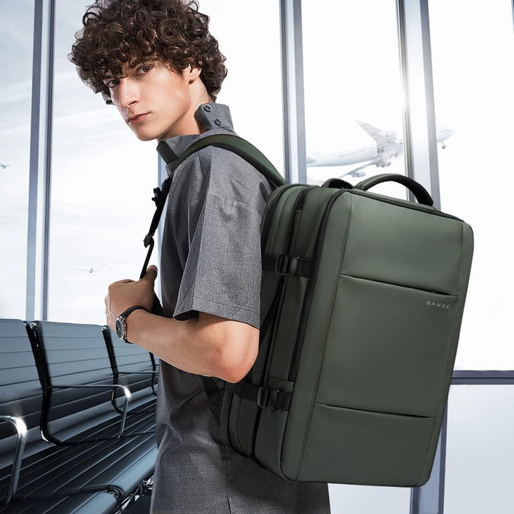 Rozšiřitelný vodotěsný cestovní batoh 26–45 l s přihrádkou na notebook a možností přeměny na duffle tašku.