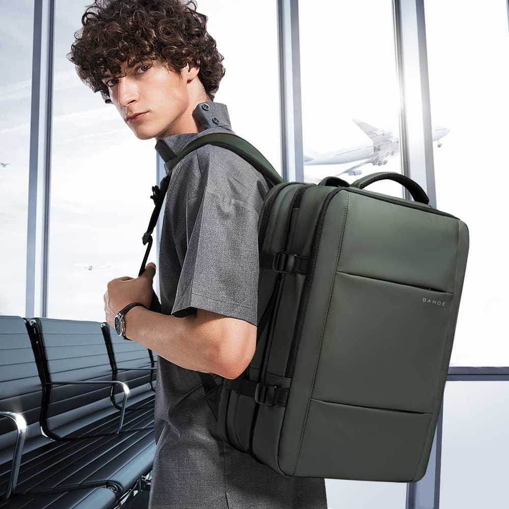 Rozšiřitelný vodotěsný cestovní batoh 26–45 l s přihrádkou na notebook a možností přeměny na duffle tašku.