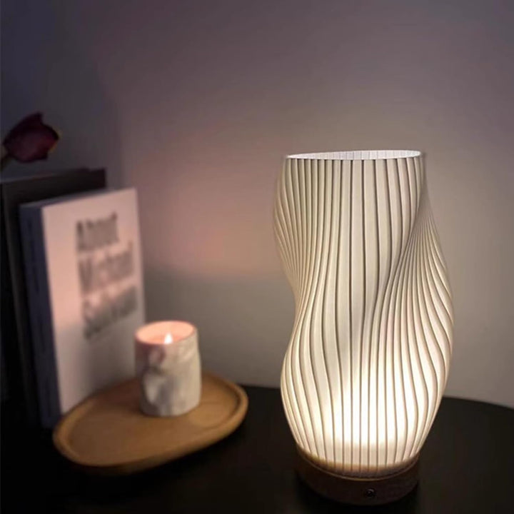 Moderne Tischlampe aus Holz und Papier, wellenförmig, warmweißes Licht, dekorativ, Wohnzimmer.