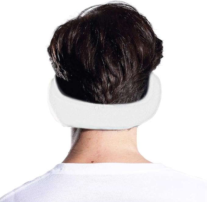 Mann mit weißem Nackenkissen, ergonomisch, für Reisen und Entspannung.