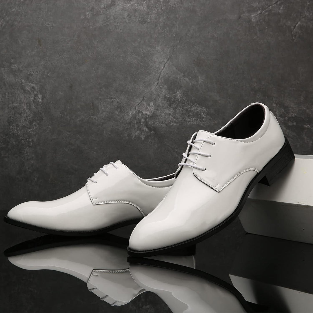 Weiße Lackleder-Herrenschuhe, elegantes Design, Schnürschuhe, formelle Anlässe.