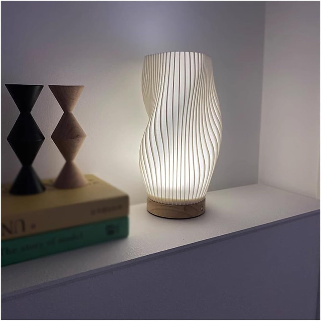 Moderne Tischlampe aus Holz und Kunststoff, wellenförmig, warmweißes Licht, minimalistisches Design.