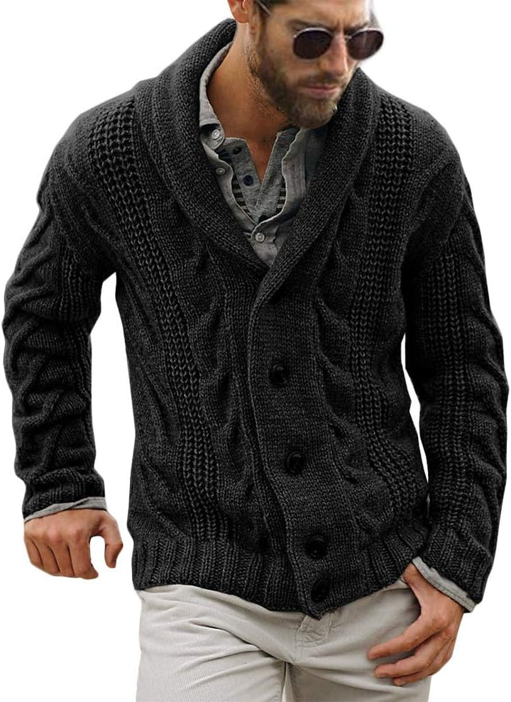 Mann in schwarzer Strickjacke mit Schalkragen, Zopfmuster, Knöpfen, lässiger Herrenmode.