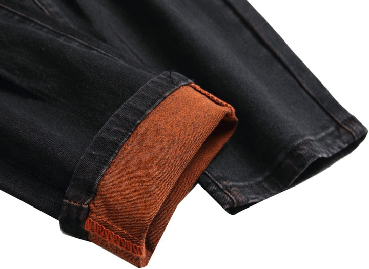 Schwarze Jeans mit umgeschlagenem Saum, orangefarbene Innenseite, Denim-Hose, modisch.