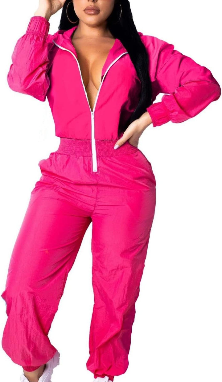 Frau in pinkem Jumpsuit mit Reißverschluss, modisch, Freizeitkleidung, Damenmode.