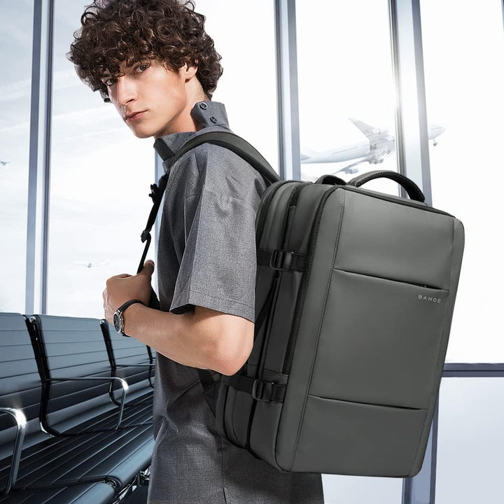 Rozšiřitelný vodotěsný cestovní batoh 26–45 l s přihrádkou na notebook a možností přeměny na duffle tašku.