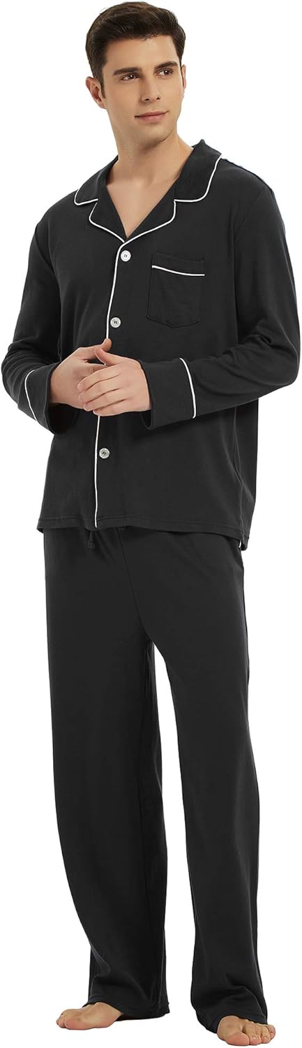 Schwarzer Herren-Pyjama aus Baumwolle, langärmelig, mit Knopfleiste und Kontrastnähten.