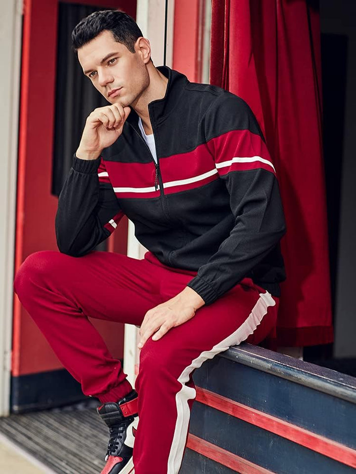 Mann in rotem und schwarzem Trainingsanzug, sportlich, modern, Freizeitkleidung, Herrenmode.