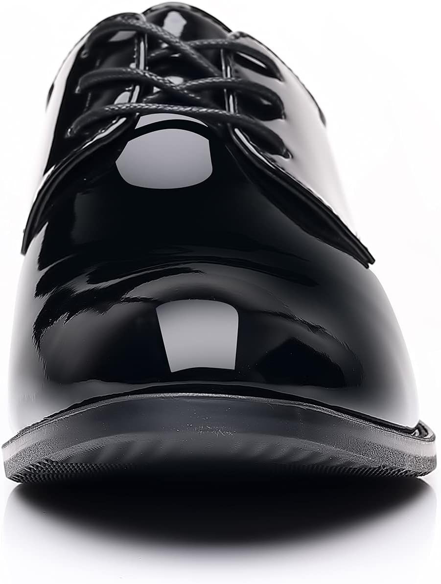 Schwarzer Lackleder-Herrenschuh, elegantes Design, Schnürung, glänzend, formell.