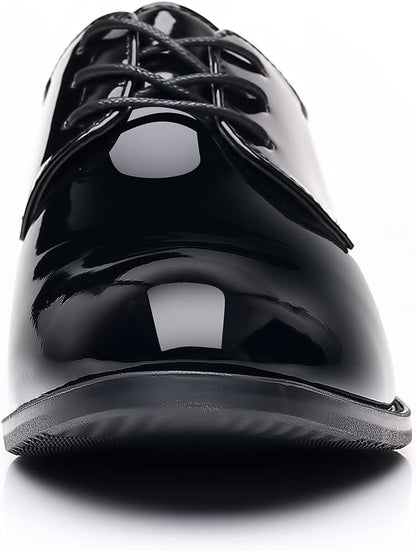 Schwarzer Lackleder-Herrenschuh, elegantes Design, Schnürung, glänzend, formell.