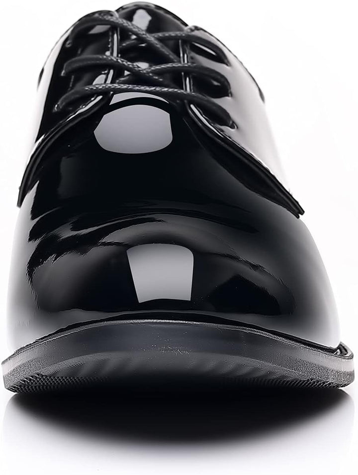 Schwarzer Lackleder-Herrenschuh, elegantes Design, Schnürung, glänzend, formell.
