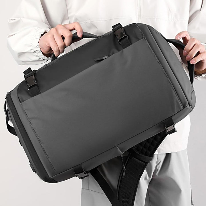 15” vodotěsný batoh na notebook s bočním otevíráním a USB‑C portem – série TrekPro
