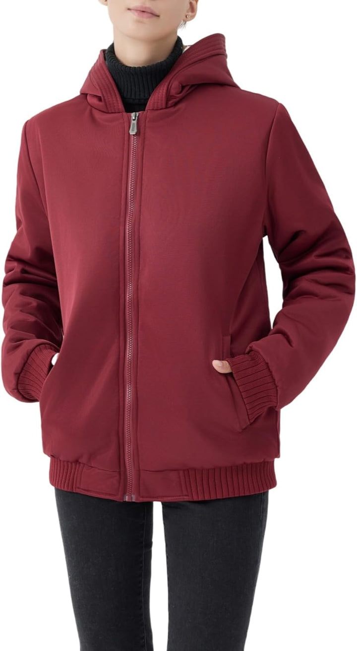Frau in roter Kapuzenjacke, Reißverschluss, Taschen, Freizeitkleidung, Herbstmode, Damenjacke.